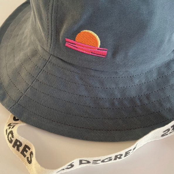 Détail broderie coucher de soleil sur bob bleu gris 23 degrés