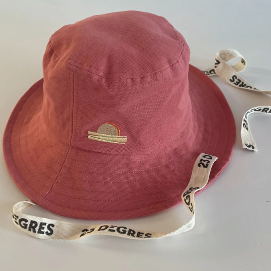 Bob rose avec logo sur les rubans intégrés et broderie de coucher de soleil 