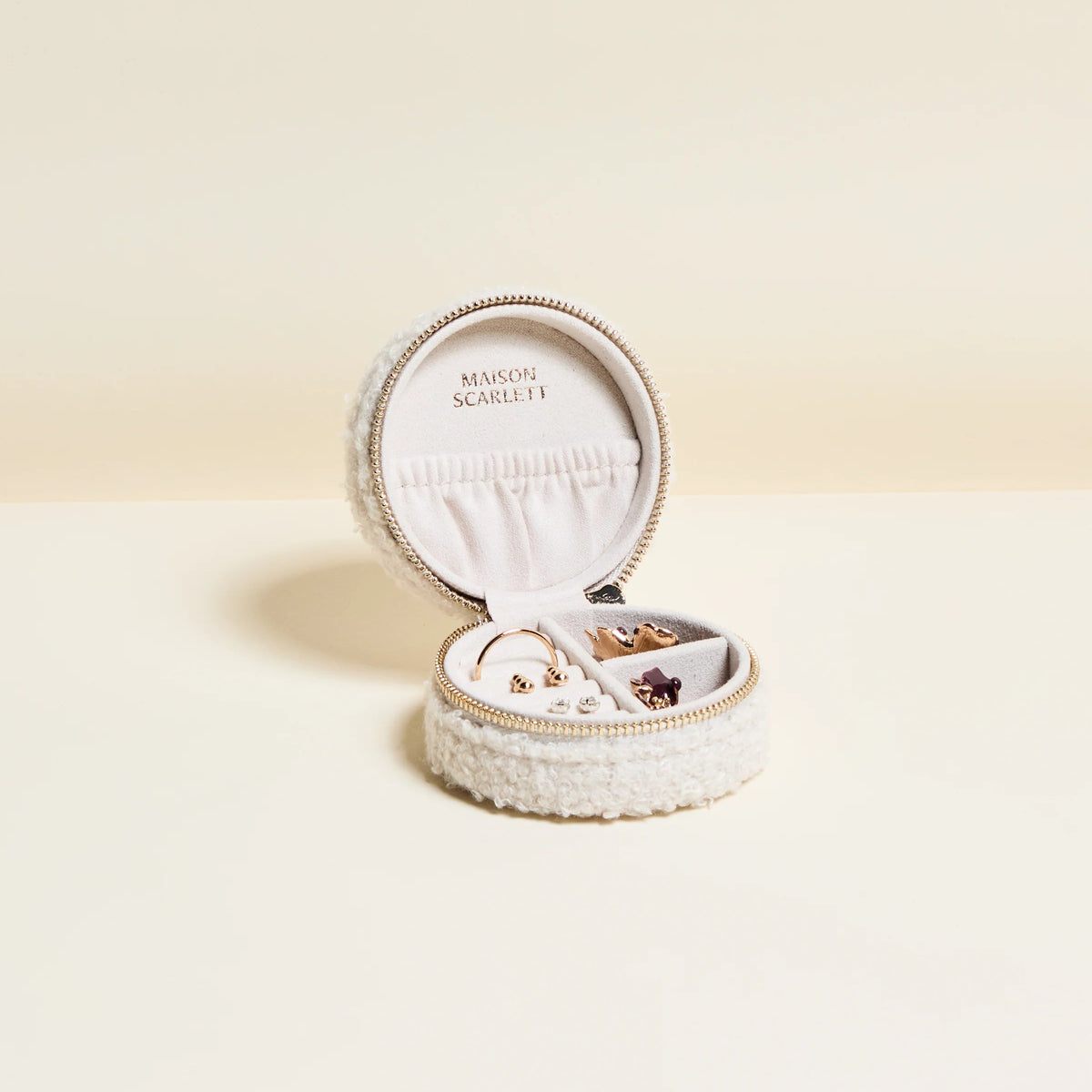 Petite boite à bijoux ronde de voyage - Maison Scarlett (PHOTOS)