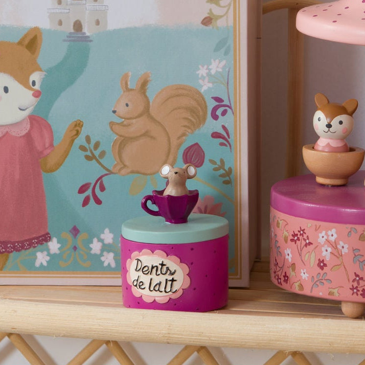 Boîte à dents rose foncé avec un couvercle bleu clair avec une souris dans une tasse en relief.