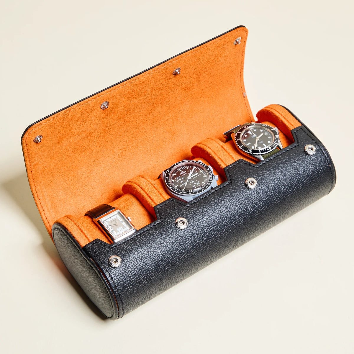Boite à montres de voyage, 3 places. Exterieur cuir PU noir et intérieur velours orange.