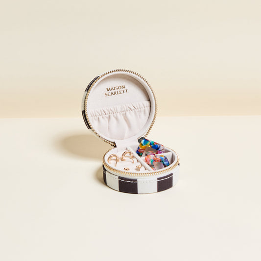 Boite à bijoux ronde de voyage, modèle Yvonne de Maison Scarlett, motifs rayures noir et blanc.
