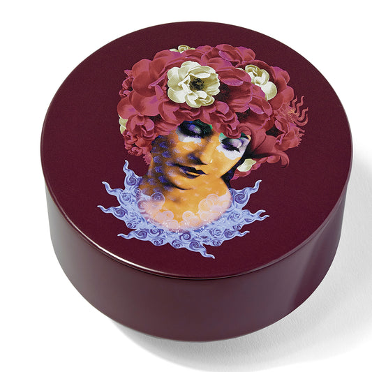 Boite ronde en métal, modèle Anemone, fond bordeaux.