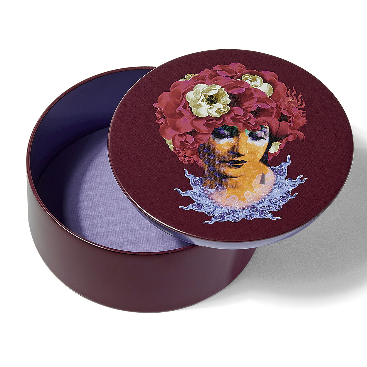 Boite ronde en métal, modèle Anemone, fond bordeaux.