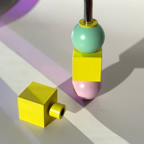 Exemple de composition avec différents bougeoirs empilables. 