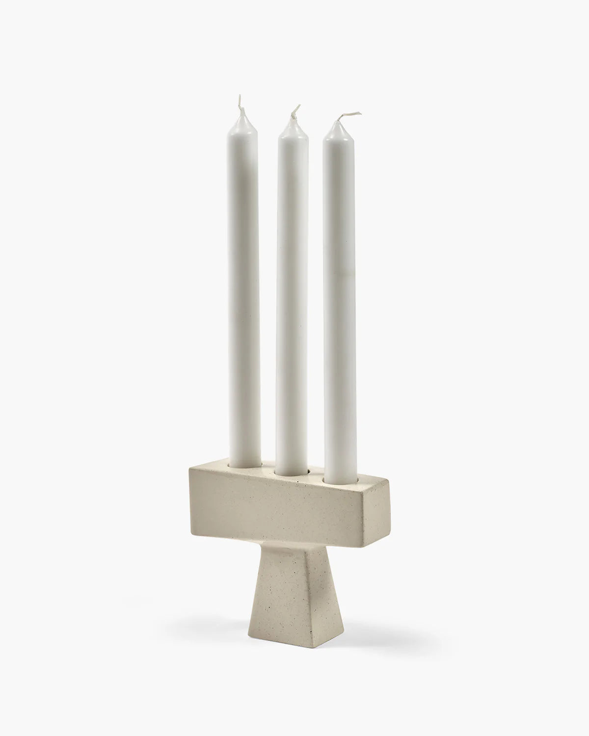 Grand bougeoir Molly en céramique de forme géométrique asymétrique, coloris beige, avec 3 bougies.