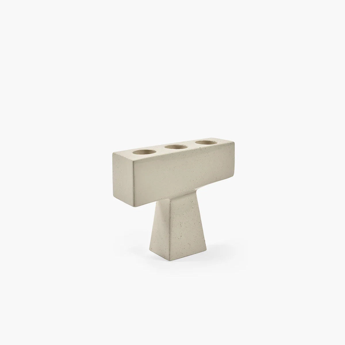 Grand bougeoir Molly en céramique de forme géométrique asymétrique, coloris beige.
