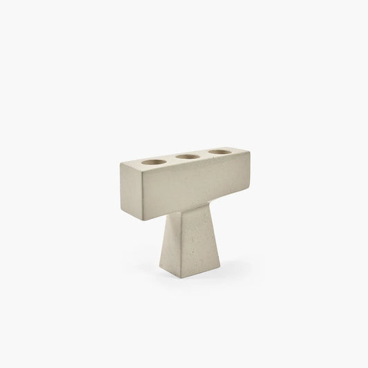 Grand bougeoir Molly en céramique de forme géométrique asymétrique, coloris beige.