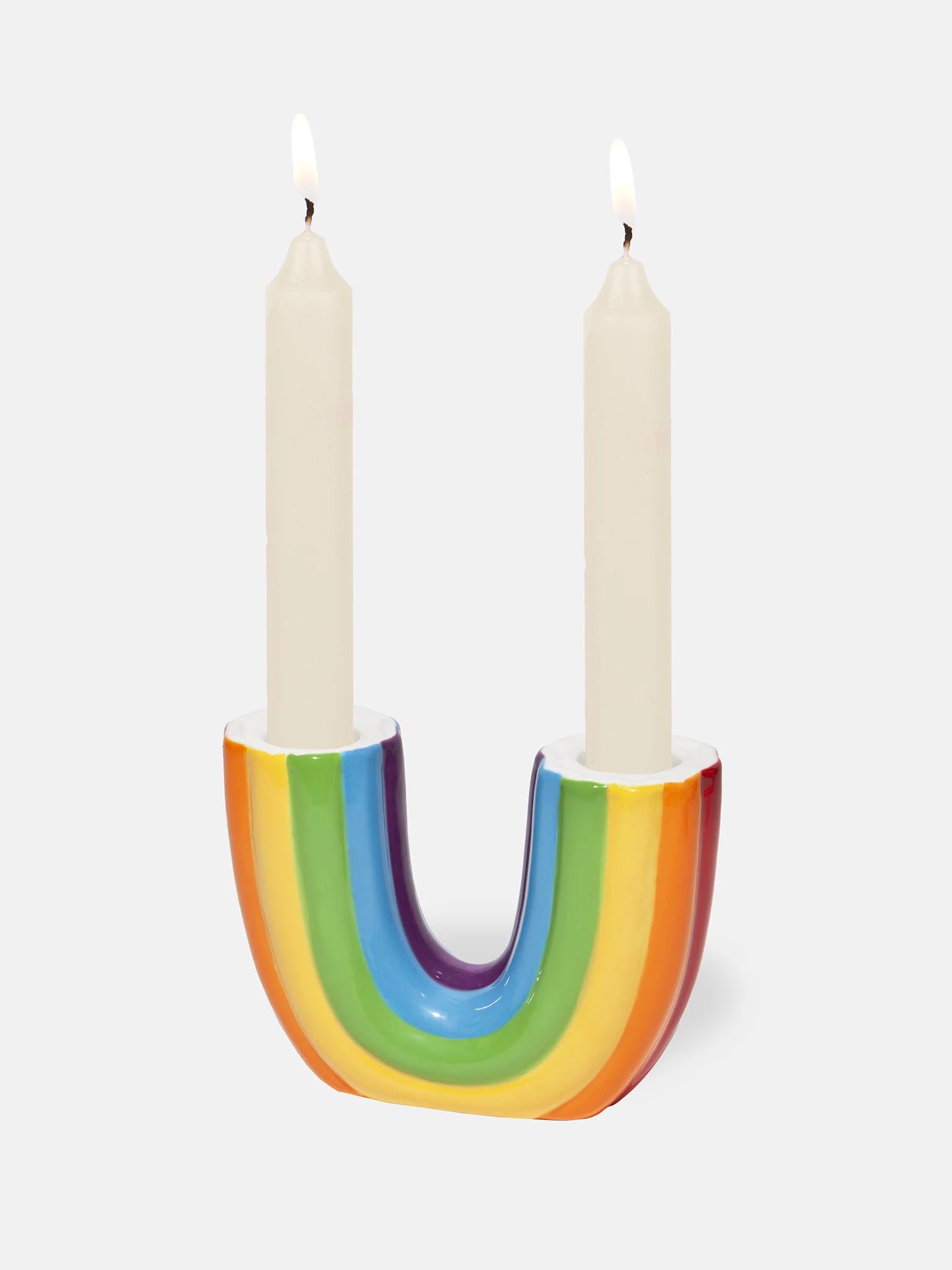 Bougeoir double en céramique en forme d'arc-en-ciel renversé avec deux bougies blanches.