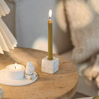 Bougeoir en porcelaine en forme de cadeau de Noël.