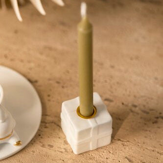 Bougeoir en porcelaine en forme de cadeau de Noël.