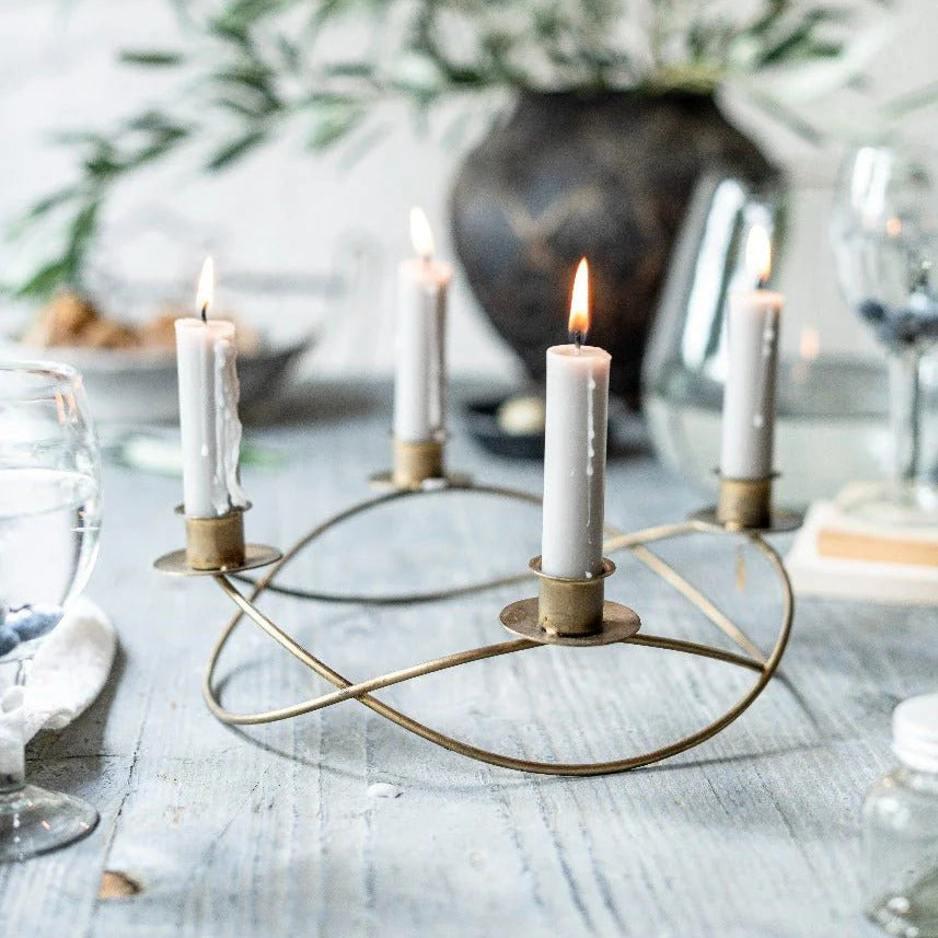 Bougeoir couronne en métal doré.