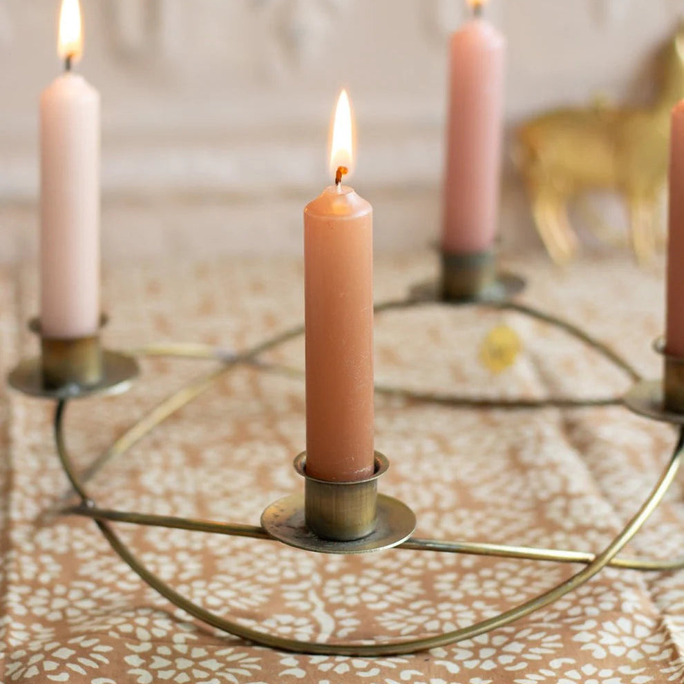 Bougeoir couronne en métal doré.