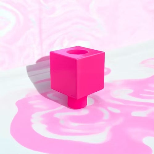 Bougeoir empilable cubique rose.