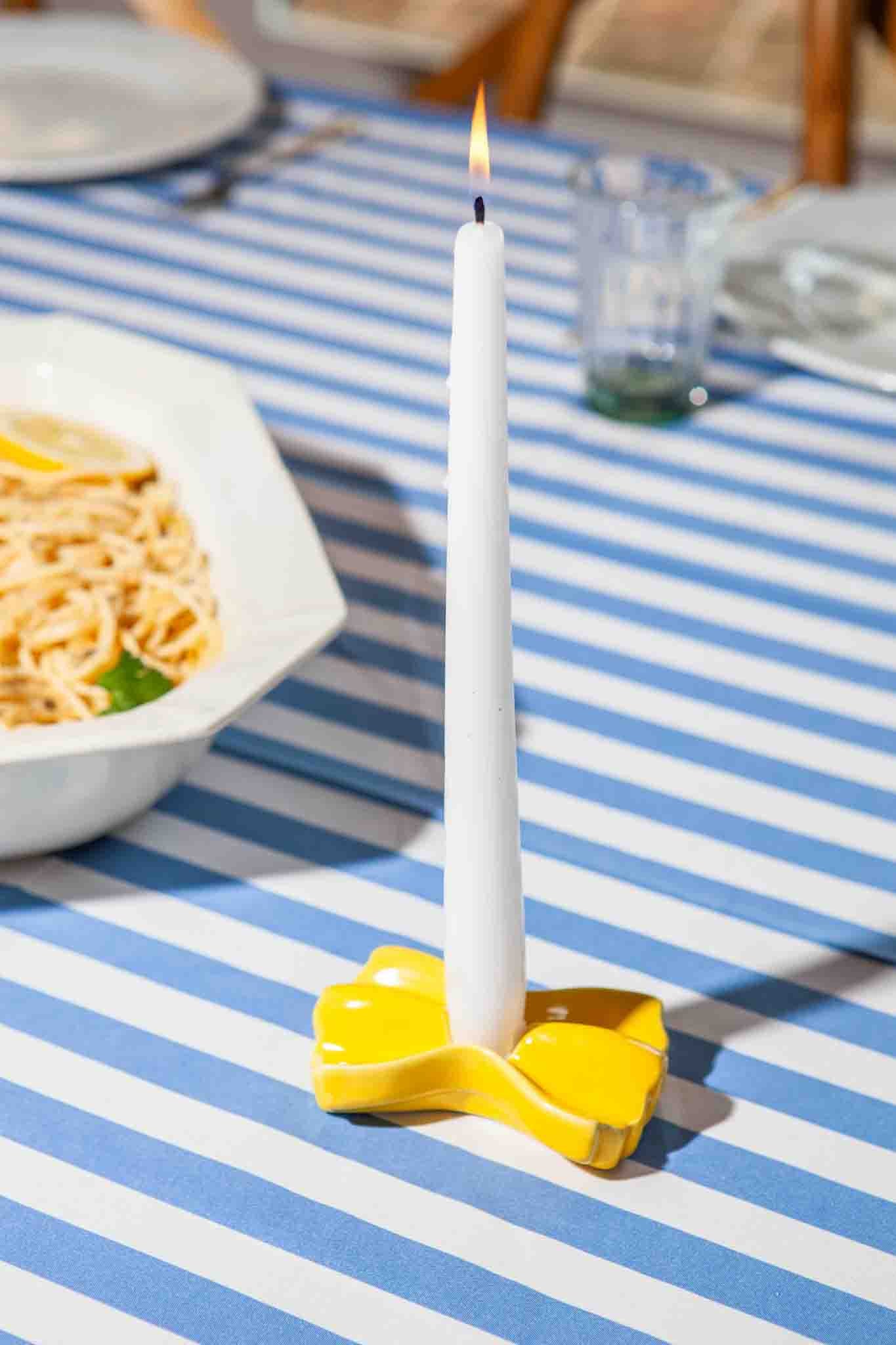 Bougeoir en forme de pâtes farfalle jaune, en céramique. 