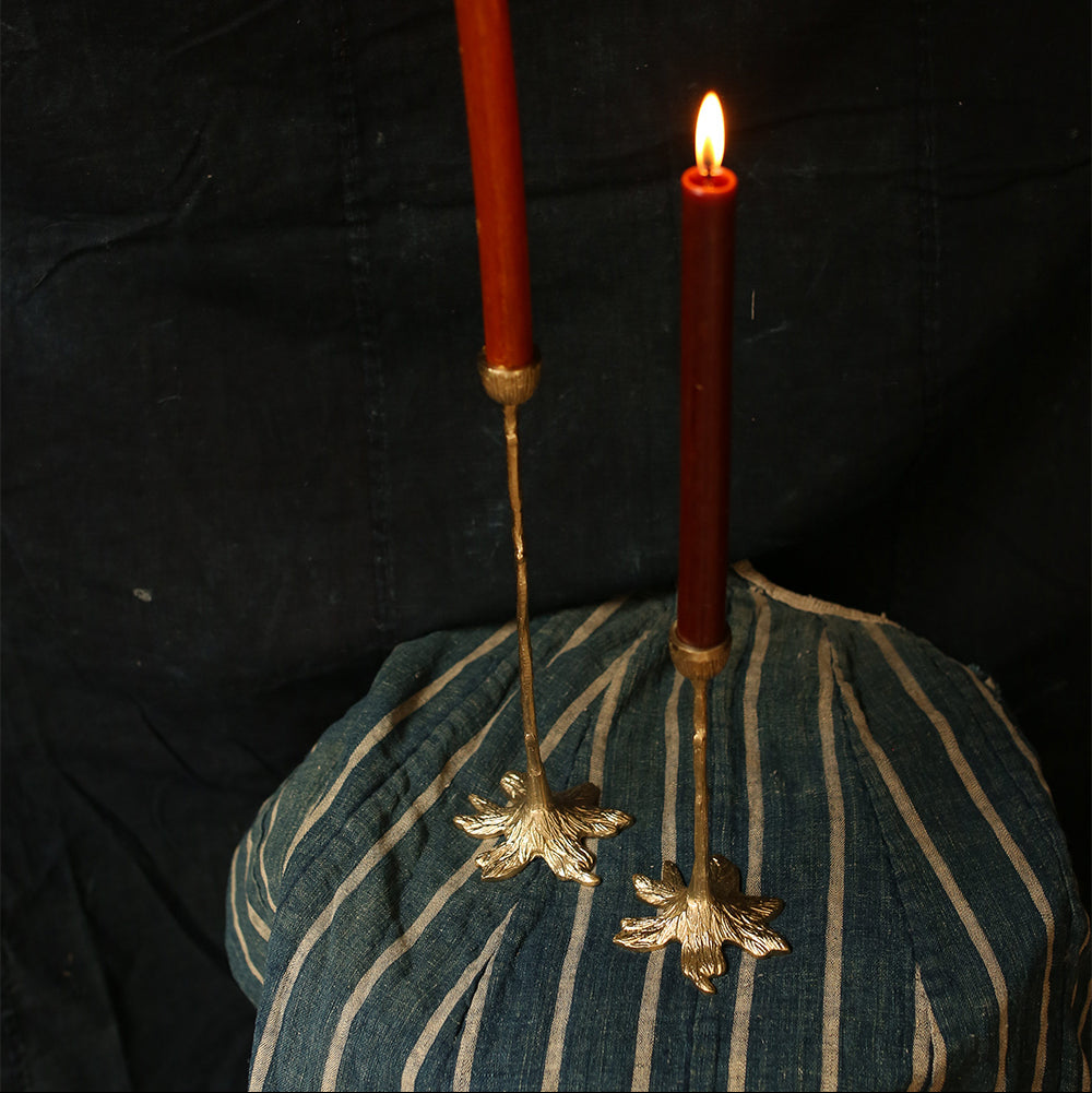 Bougeoir organique en laiton doré.