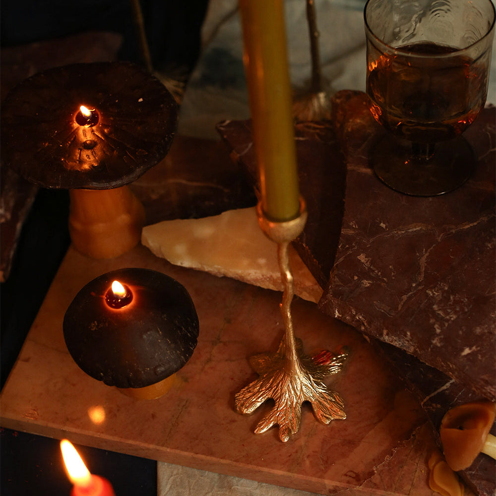 Bougeoir organique en laiton doré.