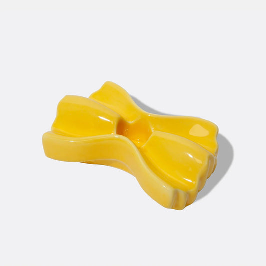 Bougeoir en forme de pâtes farfalle jaune, en céramique. 