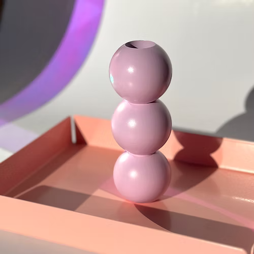 Tour composée de trois bougeoirs empilables ronds.