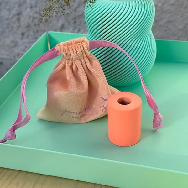 Pochette en velours et bougeoir empilable associé, couleurs corail.