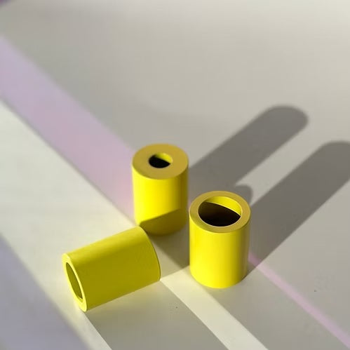 Bougeoir empilable jaune, deux diamètres de trous pour bougies.