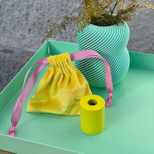 Pochette en velours et bougeoir empilable associé, couleurs jaune.