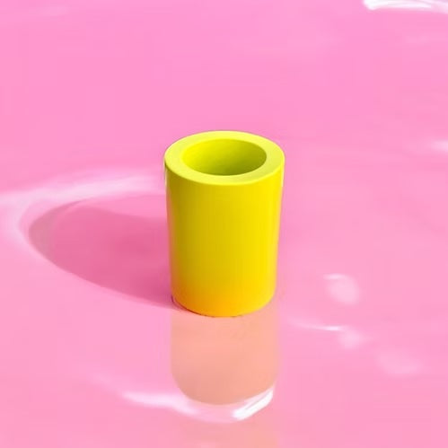 Bougeoir tube en acier thermolaqué, couleurs jaune, trou pour bougie cierge classique. 