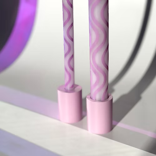 Bougeoir empilable en tube, couleurs lilas, vue avec bougies. 