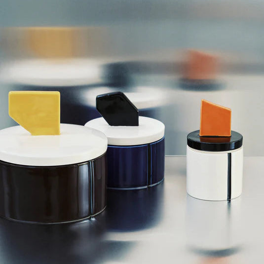 BOUGIE-PARFUMEE-M-BLANC-NOIR-ORANGE-PLAN-C-SERAX-LA-PETITE-BOITE-JAUNE