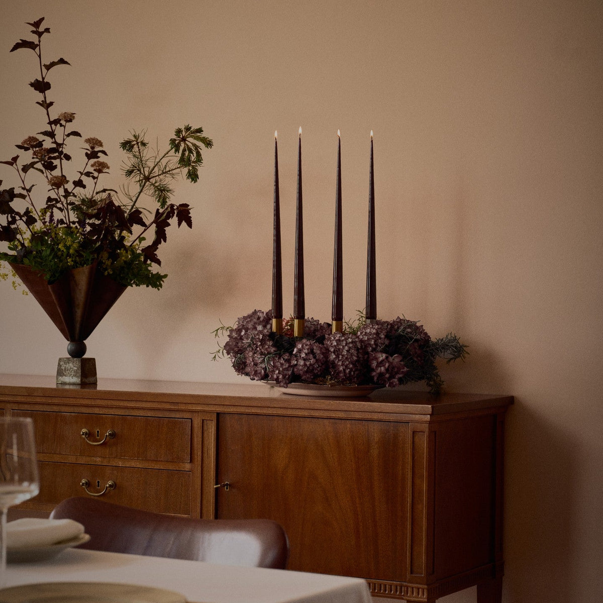 Bougies cierges coniques Ester & Erik, coloris espresso sur chandelier d'automne.