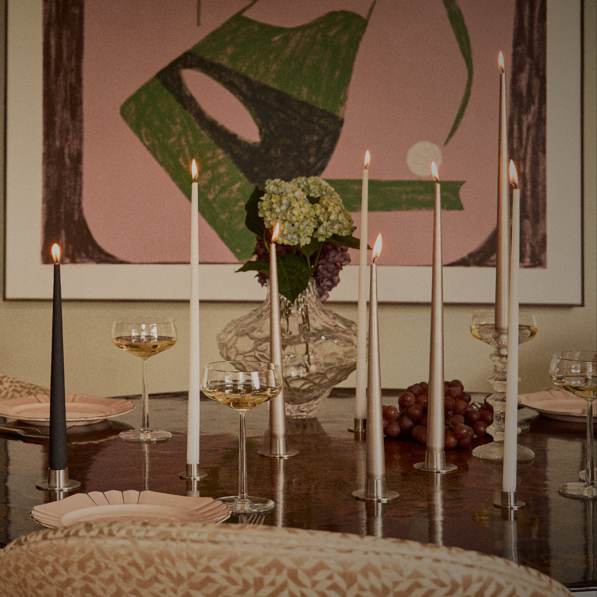 Bougies chandelles coniques de Ester & Erik, coloris clairs, décoration de table.