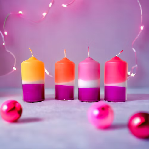 Lot de 4 bougies pilier dip dye, avec base violette. 