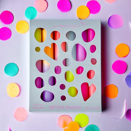 Lot de 6 bougies fines, dip dye multicolore dans leur packaging. 