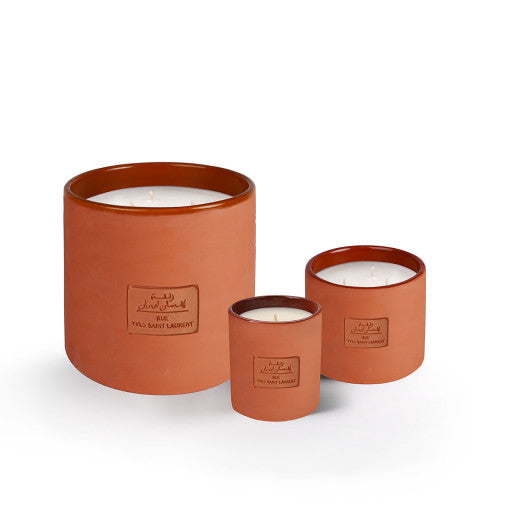 Bougies dans un contenant en poterie marocaine.