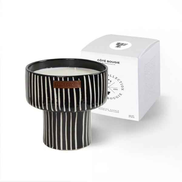 Bougie dans une coupe en céramique zébrée noire et blanche.