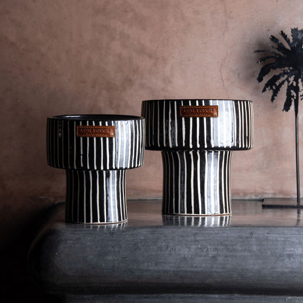 Bougie dans une coupe en céramique zébrée noire et blanche.