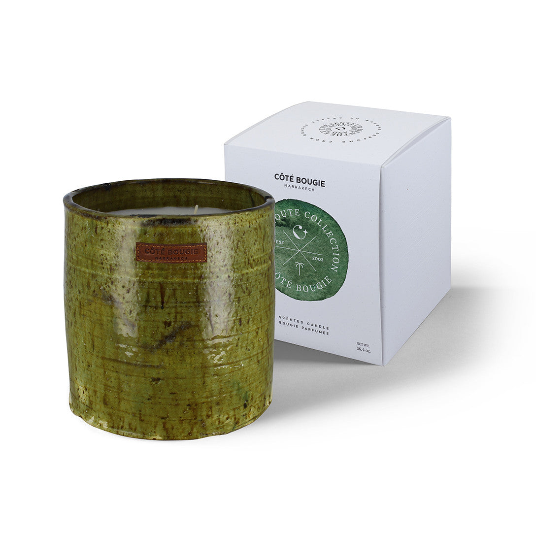 Grande bougie dans un contenant en poterie tamegroute verte.