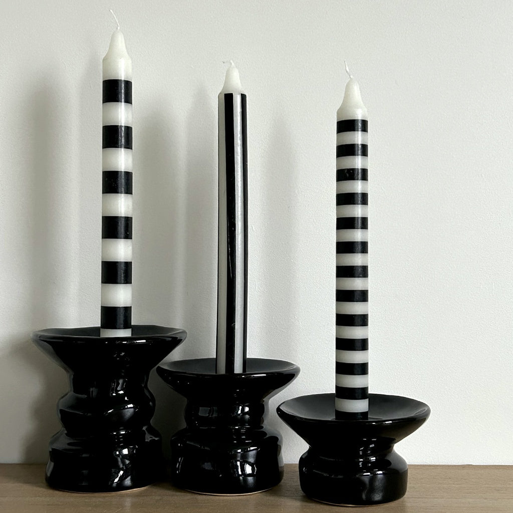 Bougies à rayures en set de 4, avec rayures différentes sur chaque bougie, coloris noir. 