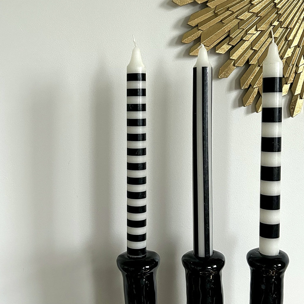Bougies à rayures en set de 4, avec rayures différentes sur chaque bougie, coloris noir. 