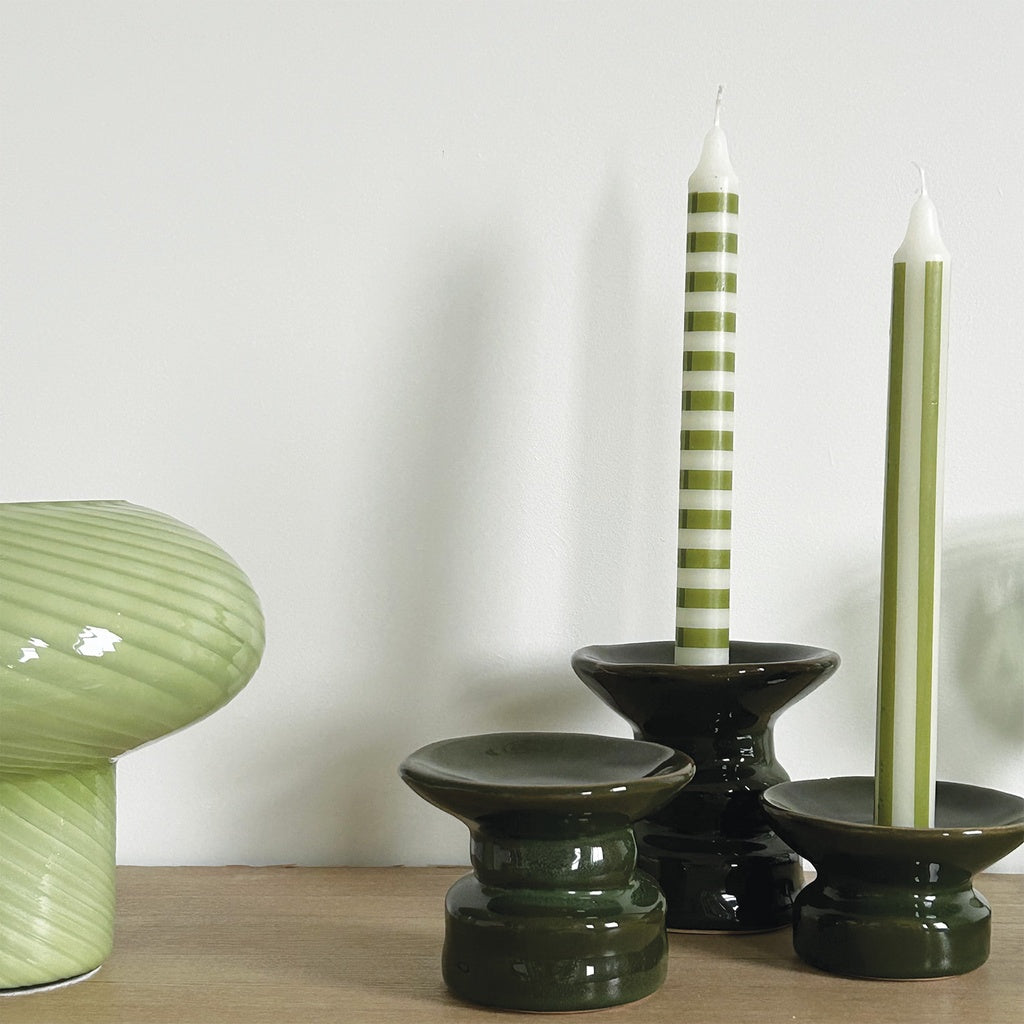 Bougies à rayures en set de 4, avec rayures différentes sur chaque bougie, coloris vert. 