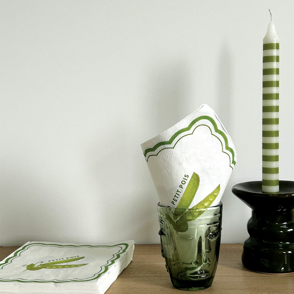 Bougies à rayures en set de 4, avec rayures différentes sur chaque bougie, coloris vert. 