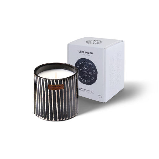 Petite bougie dans un contenant en céramique zébré noir et blanc. 