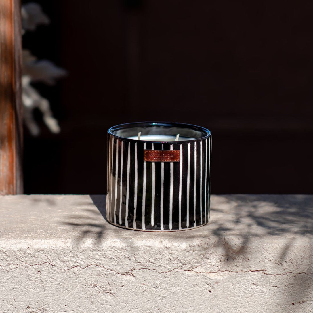 Petite bougie dans un contenant en céramique zébré noir et blanc. 