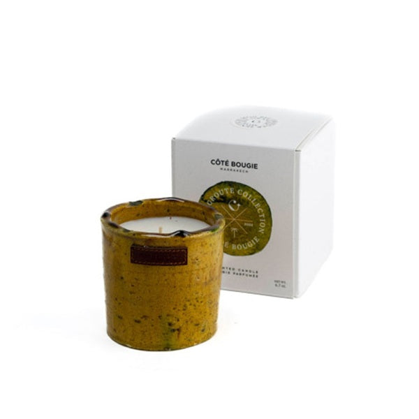 Petite bougie dans un contenant en poterie Tamegroute jaune.