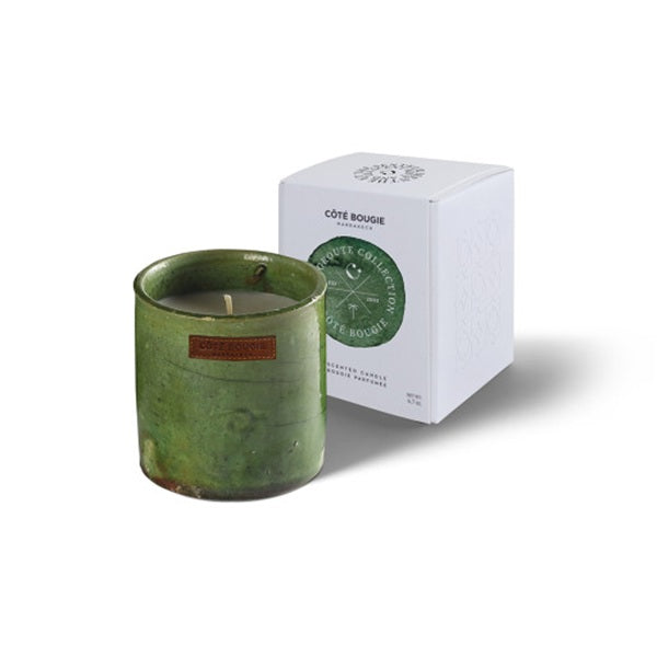 Petite bougie dans un contenant en poterie Tamegroute vert.