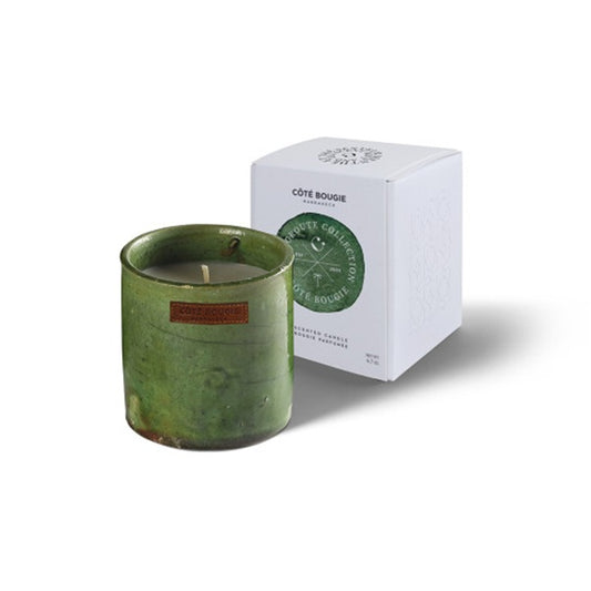 Petite bougie dans un contenant en poterie Tamegroute vert.