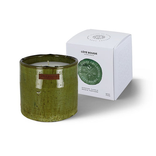 Moyenne bougie dans un contenant en poterie tamegroute verte.