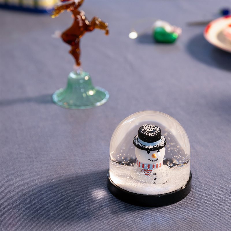 Boule à neige Klevring, avec un bonhomme de neige sous la neige.
