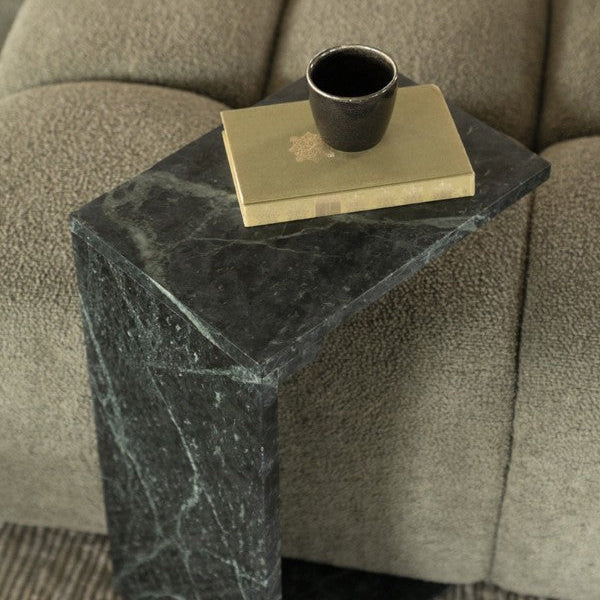 Table d'appoint en marbre vert, forme graphique et géométrique. 