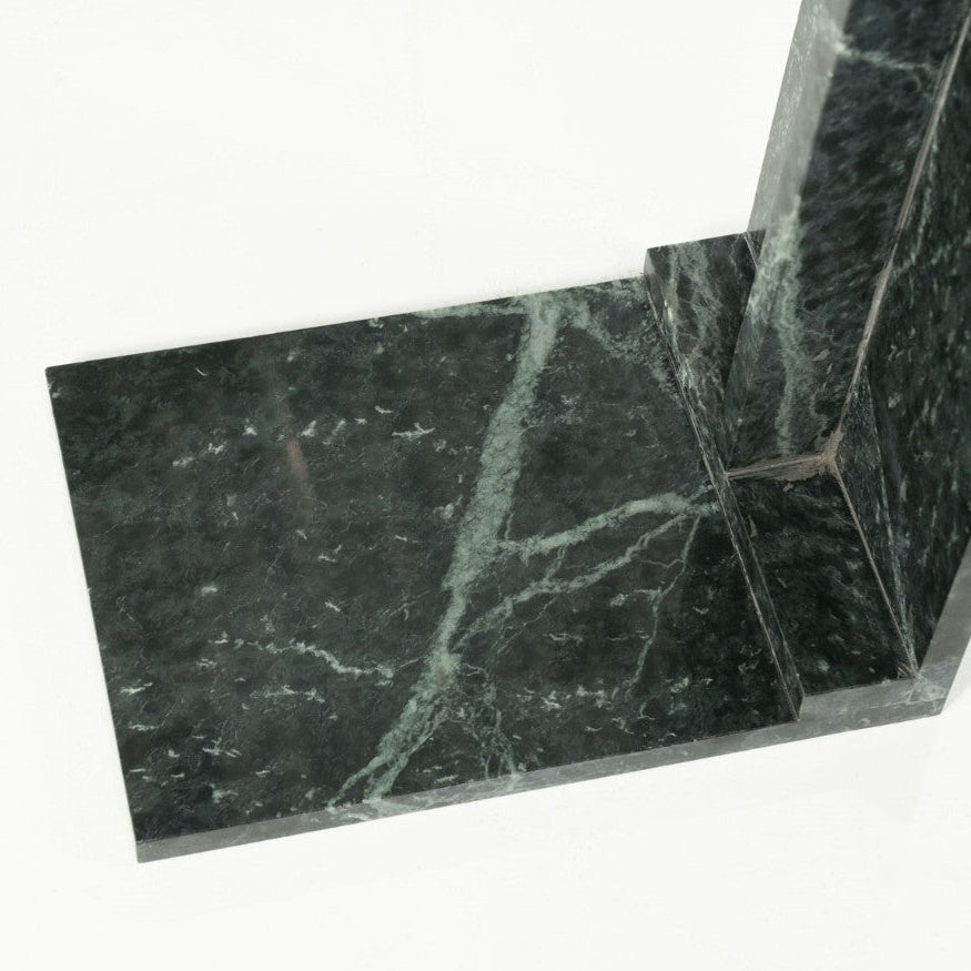 Table d'appoint en marbre vert, forme graphique et géométrique. 